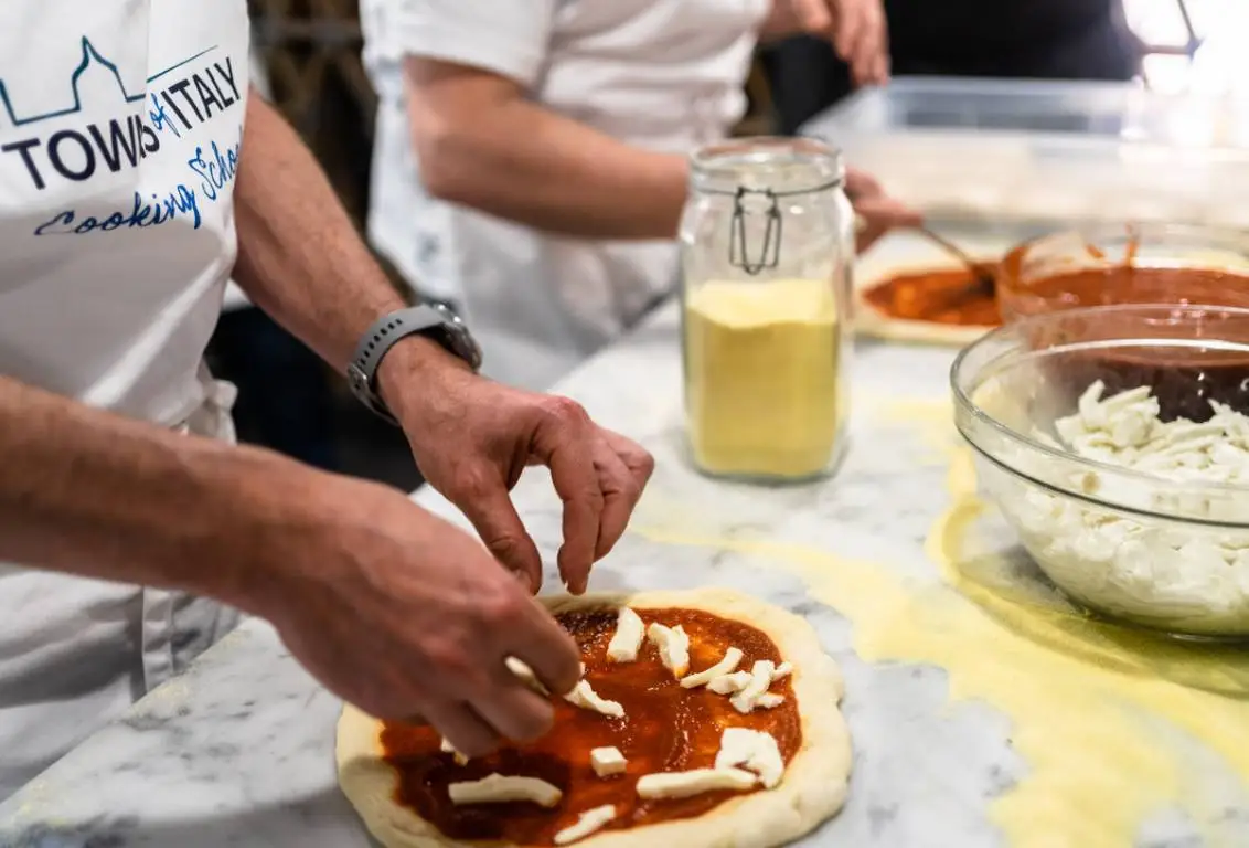 Pizza and gelato workshop in Milan