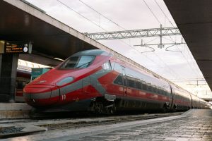 Красный скоростной поезд Frecciarossa у платформы вокзала Термини